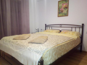 New studio next to metro for 2 people